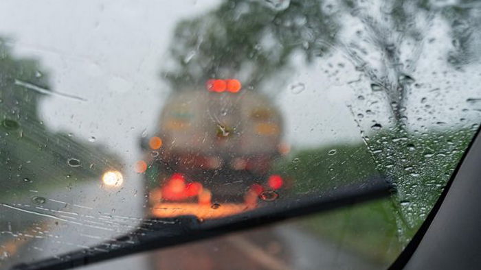 Какие неприятности могут возникнуть у водителя во время дождя и как их избежать