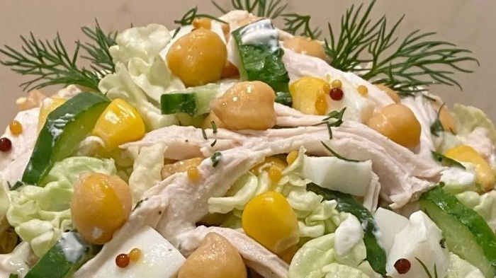 Худеем вкусно: диетический салат с курицей и капустой