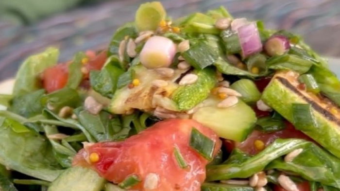 Салат с кабачком по-гречески: сезонное блюдо для тех, кто питается правильно