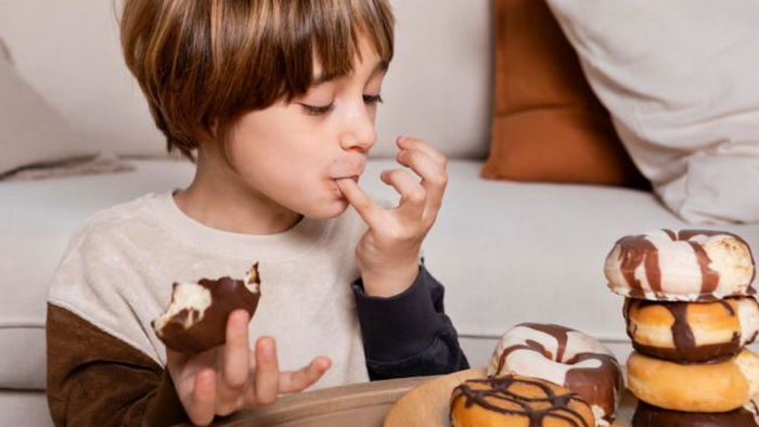Почему ребенок не может ни дня без сладкого: неочевидные причины