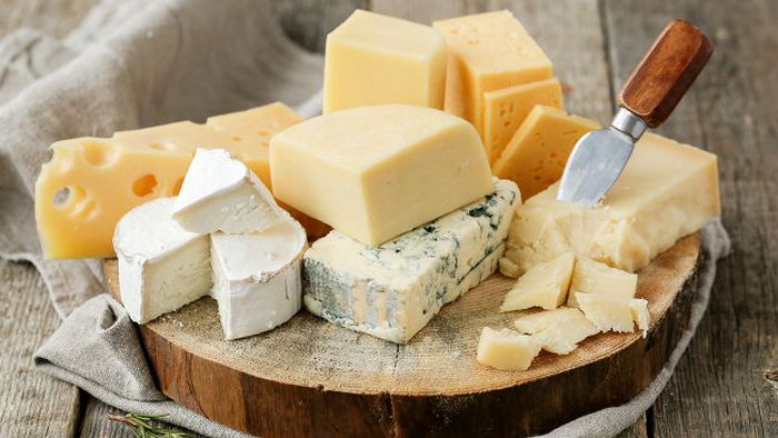 Где лучше всего хранить дома сыр, чтобы он был свежим и не плесневел