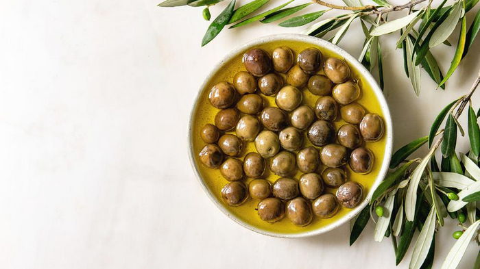 Вы зря его выливали: вкусное применение маринада для оливок