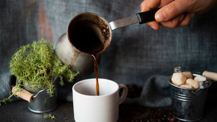 Этот крутой лайфхак поможет горький кофе сделать вкусным. Вот что нужно добавить в напиток