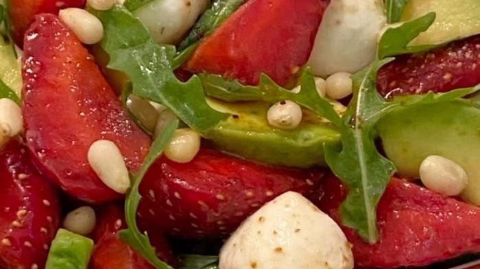 Для тех, кто на диете: рецепт итальянского салата с клубникой и авокадо