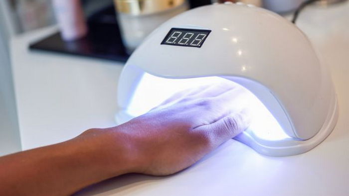 Действительно ли лампы для маникюра могут вызвать рак кожи: врач шокировала результатами исследования