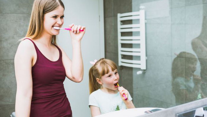 Чего не должно быть в детской зубной пасте: эти вещества повреждают эмаль