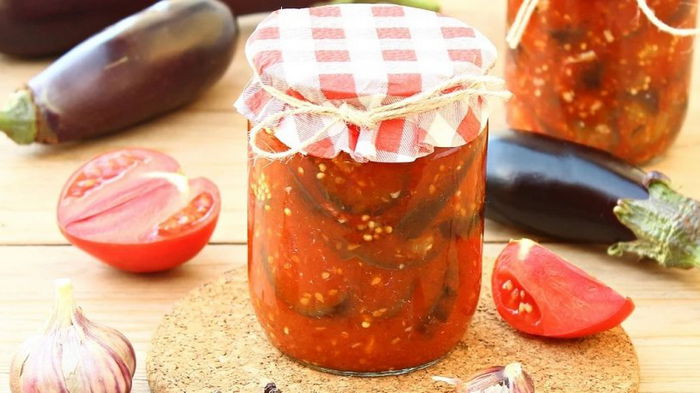 Заготовки на зиму: рецепт баклажанов в томатно-чесночном соусе