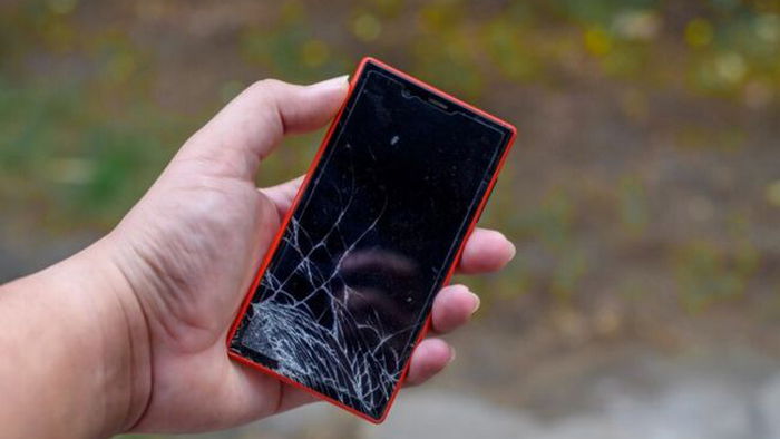 Вот почему категорически нельзя пользоваться телефоном, если разбилось стекло