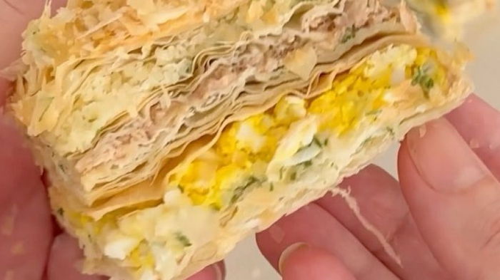 «Наполеон» с тунцом и сыром: простой рецепт оригинальной закуски (видео)