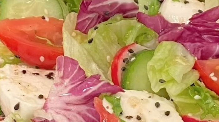 Рецепт легкого летнего салата для тех, кто на диете