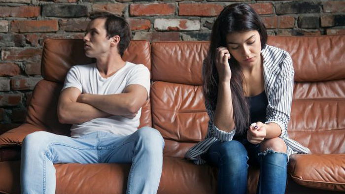 Почему нам сложно разорвать отношения с плохим партнером: психолог назвал важные факторы