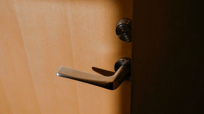 Сделайте так, когда будете одни дома: как фольга на дверной ручке поможет защитить вас