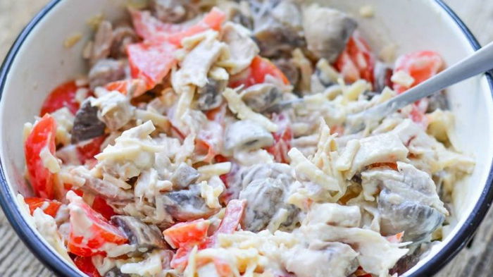 Теплый салат с курицей и грибами: пошаговый рецепт сытного блюда