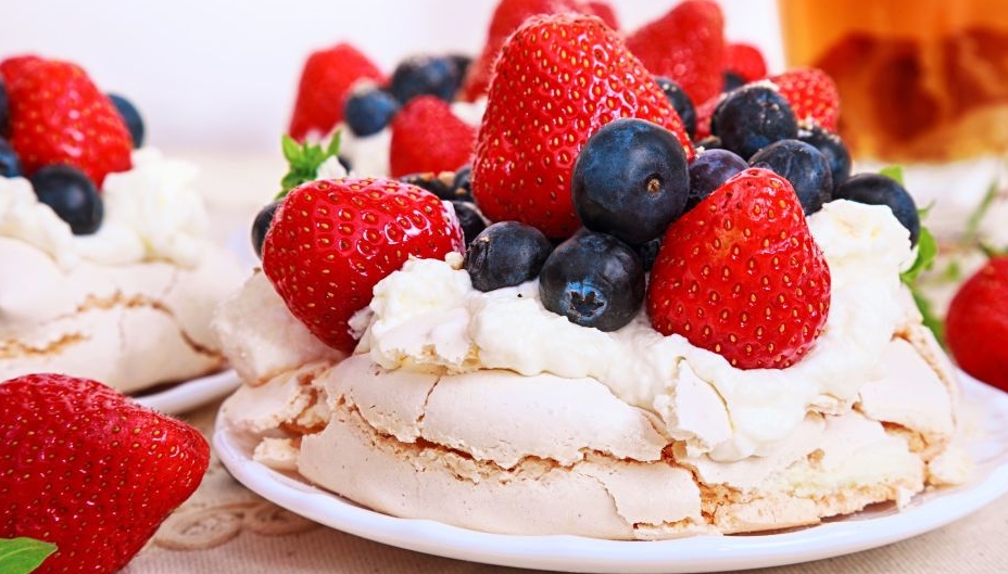 Меренговый торт со сливочным кремом и ягодами: рецепт десерта, который поразит ваших гостей