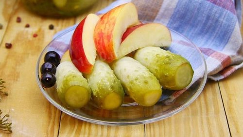 Заготовка на зиму: рецепт маринованных огурцов с яблоком