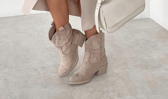Стилист назвал самую модную обувь-2023: она подойдет всем