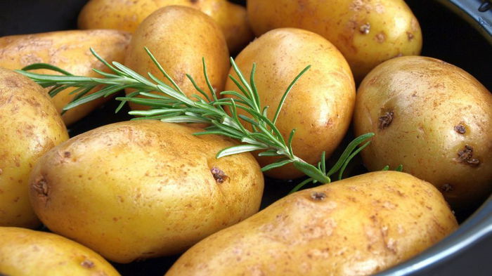 С этими продуктами картофель «в мундире» будет в сто раз вкуснее: бросайте прямо в кастрюлю