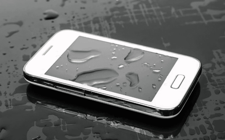 Как проверить влагозащиту смартфона, не погружая его в воду: есть простой способ