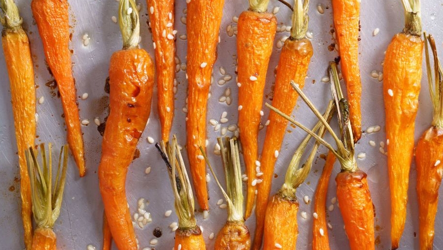 Запеченная в меду острая молодая морковь: рецепт оригинальной закуски