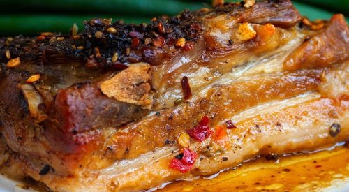 Свиная грудинка, запеченная в фольге: рецепт блюда выходного дня