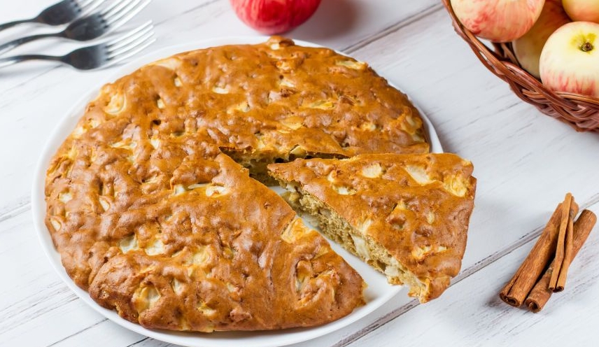 Заливной яблочный пирог: простой рецепт