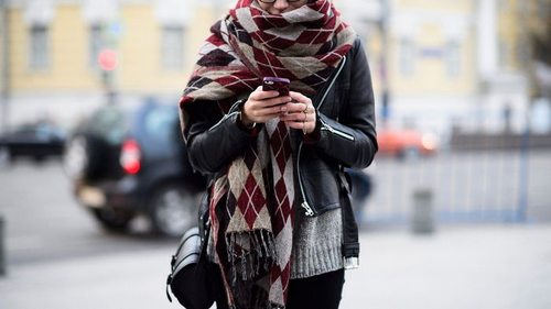 Ловите 4 способа от стилиста, как красиво и тепло завязать шарф (видео)