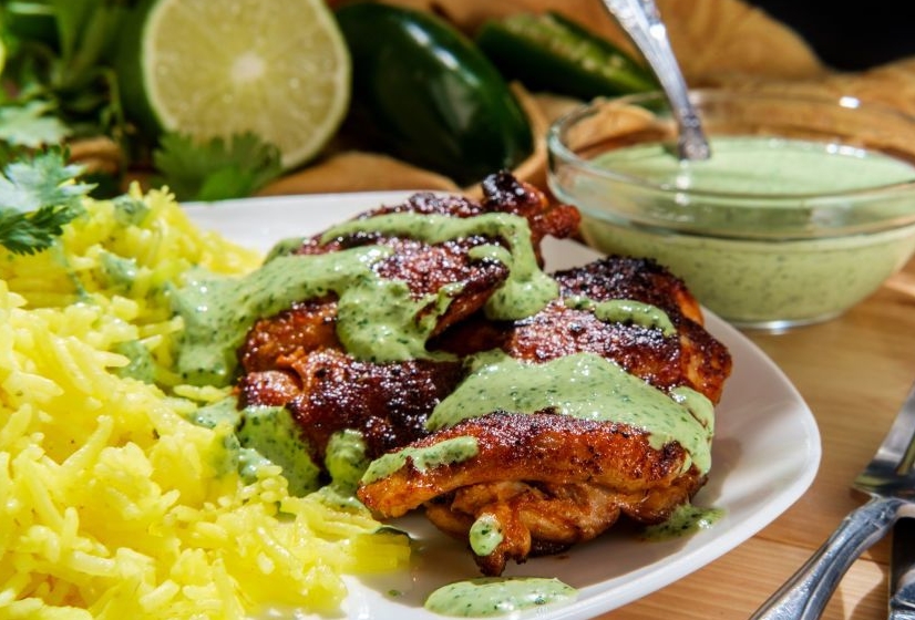Жареные куриные бедра по-перуански в зеленом соусе: оригинальный рецепт