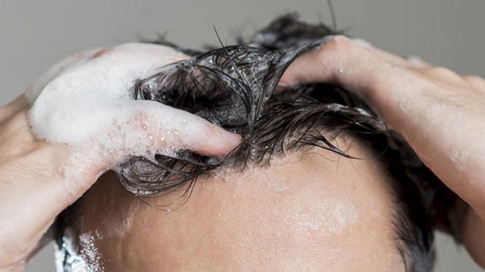 Действительно ли нужно реже мыть голову: развенчиваем самые популярные мифы о здоровье волос