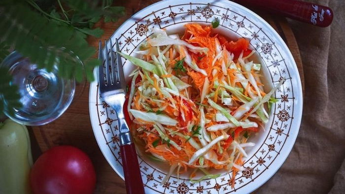 Источник витаминов: рецепт салата из капусты с перцем на зиму