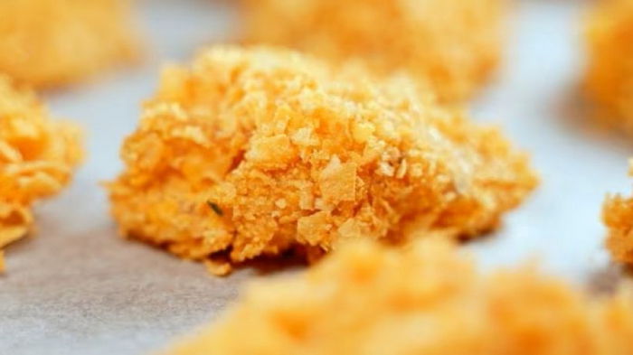 Забавное лакомство и простой перекус: как приготовить куриные наггетсы в панировке из чипсов