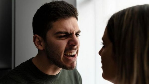 Почему муж постоянно критикует жену и как правильно реагировать: это сохранит отношения