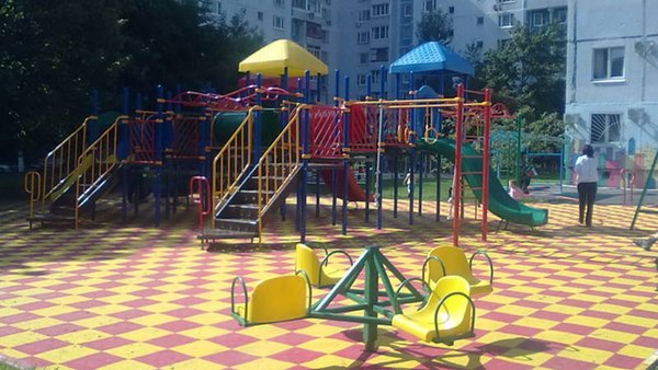 детская площадка с резиновой плиткой