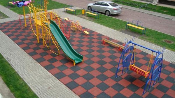 резиновая плитка на детской площадке