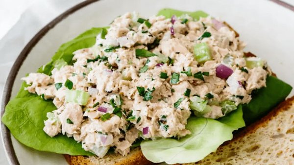 Салат из консервированного тунца с луком и сельдереем: простое блюдо з...