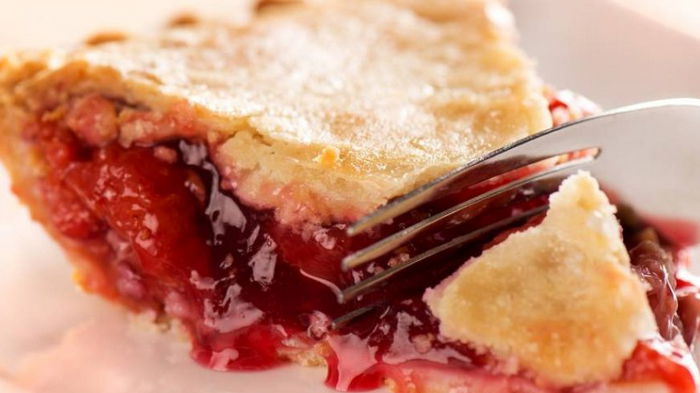 Рецепт на праздник: как приготовить пирог с вишнями и орехами