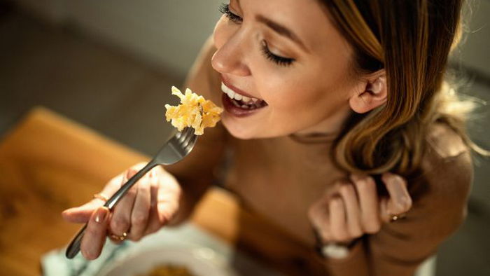 Вот почему вы едите, когда не голодны: эксперты назвали 6 важных причин