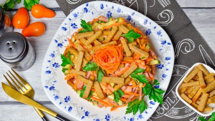 Салат с корейской морковью, колбасой и сухариками: быстро и вкусно