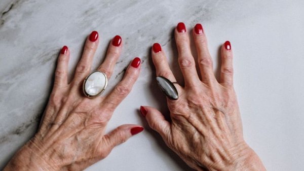 Маникюр в 50+ лет: какой цвет подобрать, чтобы руки выглядели моложе