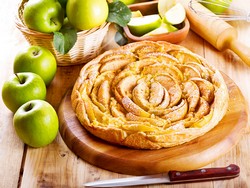 Яблочный пирог: рецепт с орехами и карамелью