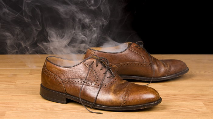 Как убрать неприятный запах из обуви за 1 ночь: бюджетный лайфхак