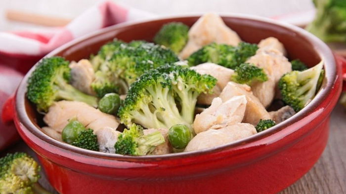 Брокколи, запеченная с курицей и специями: быстрое диетическое блюдо