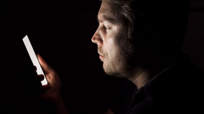 Темный или светлый дисплей на смартфоне: какой лучше для комфорта глаз