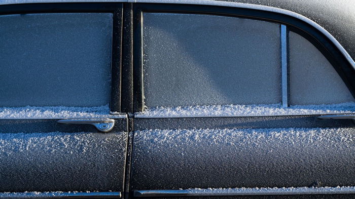 Что делать, если стекло в автомобиле замерзает изнутри и почему так происходит
