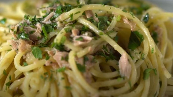 Ужин итальянских студентов: спагетти с тунцом за 15 минут