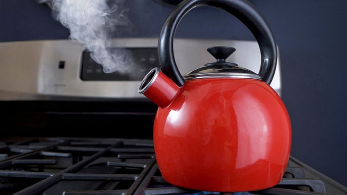 Почему нельзя повторно кипятить воду для приготовления чая или кофе: может быть опасной