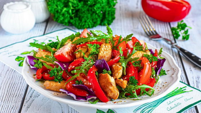 Теплый салат с курицей, грибами и болгарским перцем: быстрый рецепт сытного блюда