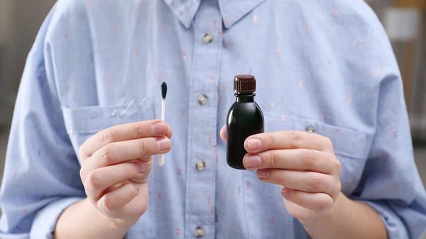 Как быстро отмыть йод и зеленку с рук и ногтей: 5 эффективных средств
