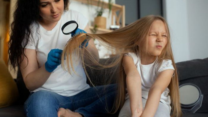 Цепляются независимо от состояния волос: как эффективно избавиться от вшей у детей