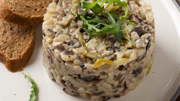 Идеально к ужину: рецепт быстрого салата с мясом и грибами