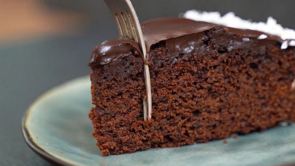 «Сумасшедший» шоколадный пирог за копейки: очень дешево и вкусно!